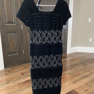 Stretch lace knee-length dress